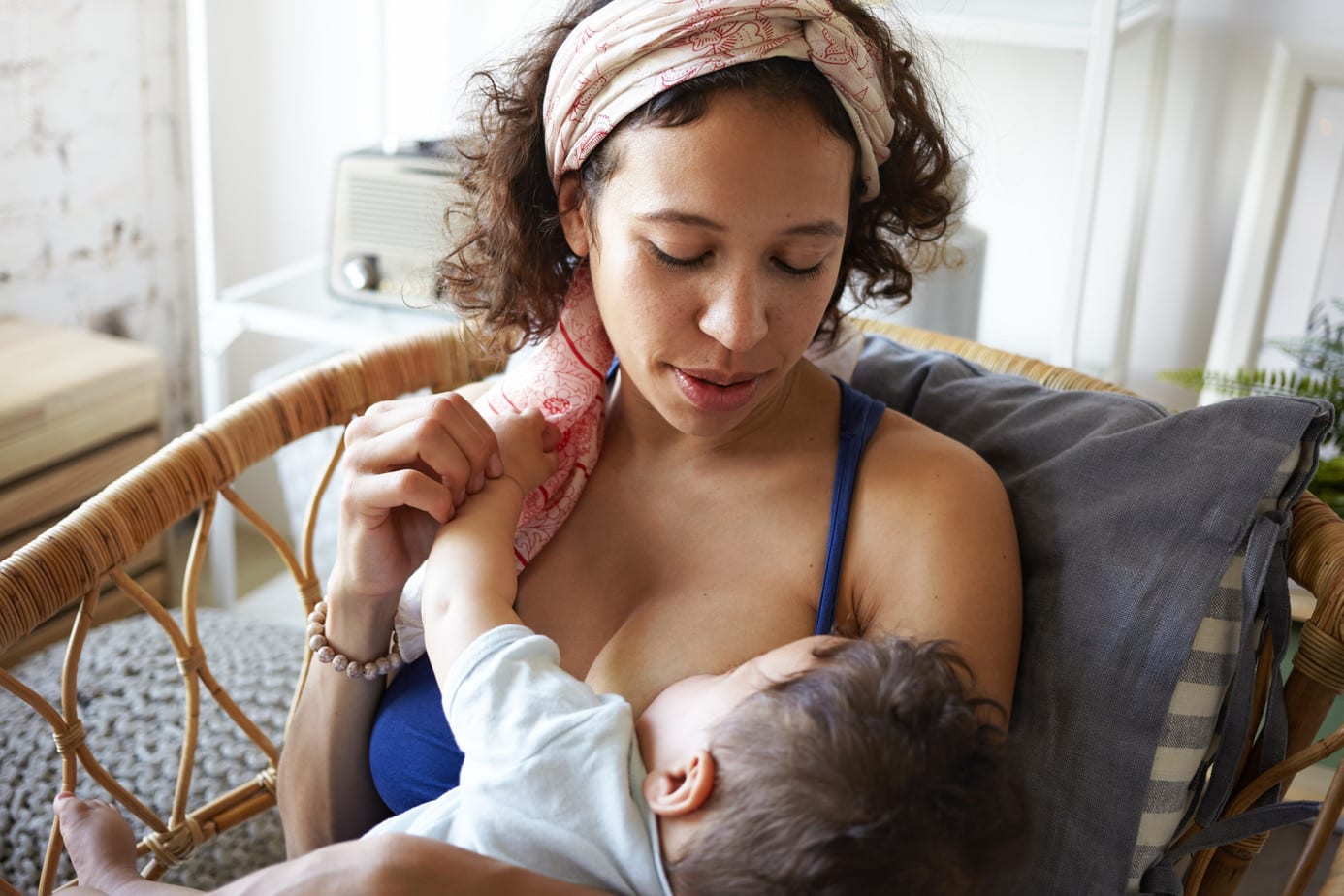 mom-breastfeeding